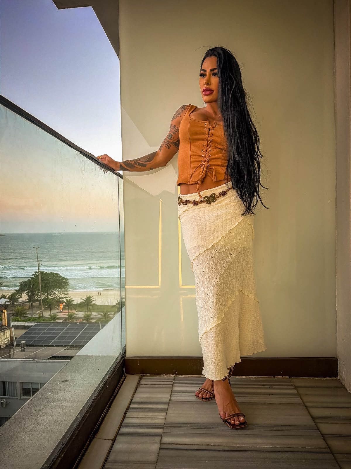 Bruna Cruz usando look sofisticado em tons de marfim e caramelo